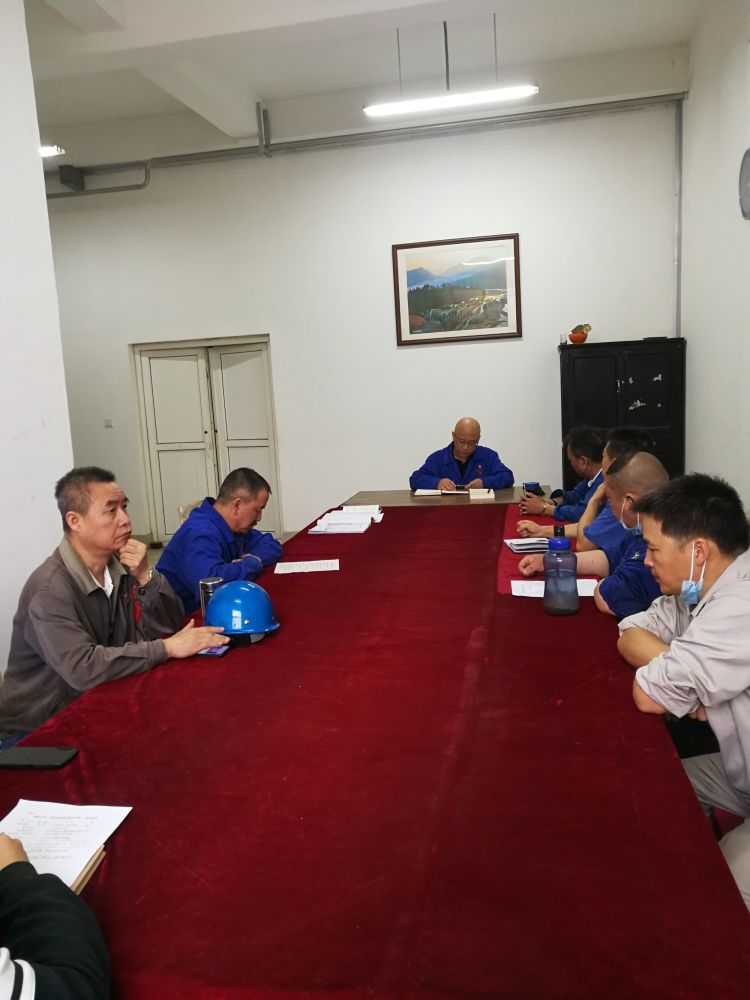 機(jī)加裝配黨支部召開(kāi)全體黨員大會(huì)，組織主題教育學(xué)習(xí)。