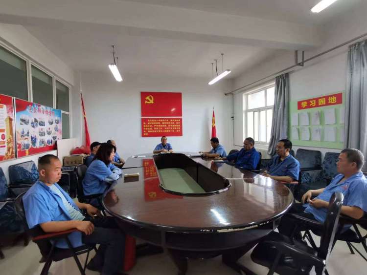 運(yùn)輸采供黨支部召開(kāi)黨員大會(huì)，組織主題教育集中學(xué)習(xí)。